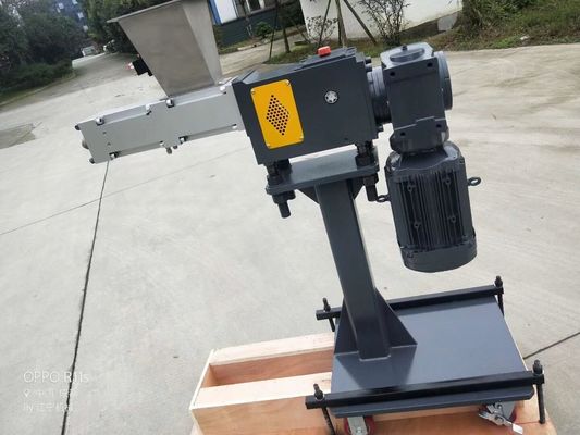 डब्ल्यूपीसी बाहर निकालना के लिए हिल घूर्णन जुड़वां पेंच बाहर निकालना साइड फीडर डी 2 सामग्री